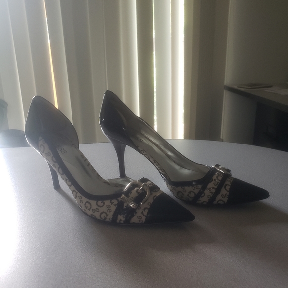 Guess Monogram Print Buckle Pump Size 8 - Picture 2 of 7